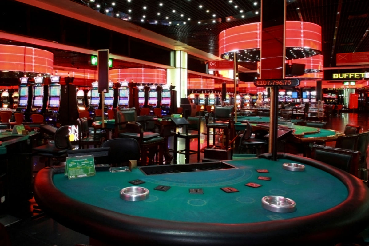 Live roulette and card tables at Estoril Casino